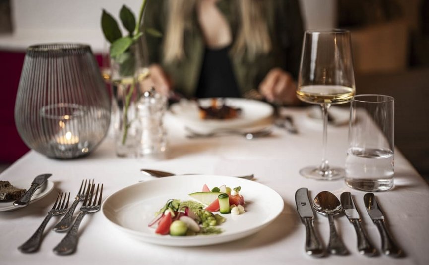 Fijn opgemaakt groentegerecht in een elegant restaurant
