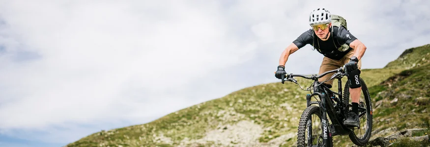 Auf Trail-Mission im Ahrntal © Martina Wunderle Mountainbiker fährt auf felsigem Bergpfad bei bewölktem Himmel