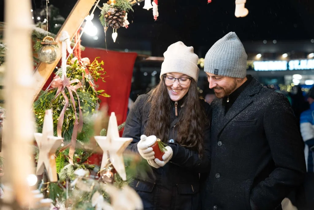 Advent in den Nockbergen / 2 Nächte Koppel bekijkt kerstversiering op feestelijke markt