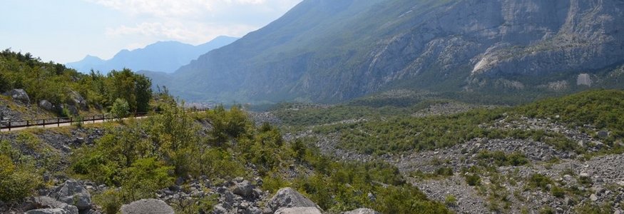 Felsige Landschaft mit Bergen und bewölktem Himmel