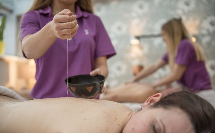 Massage met olie in een spa met twee personen en therapeuten