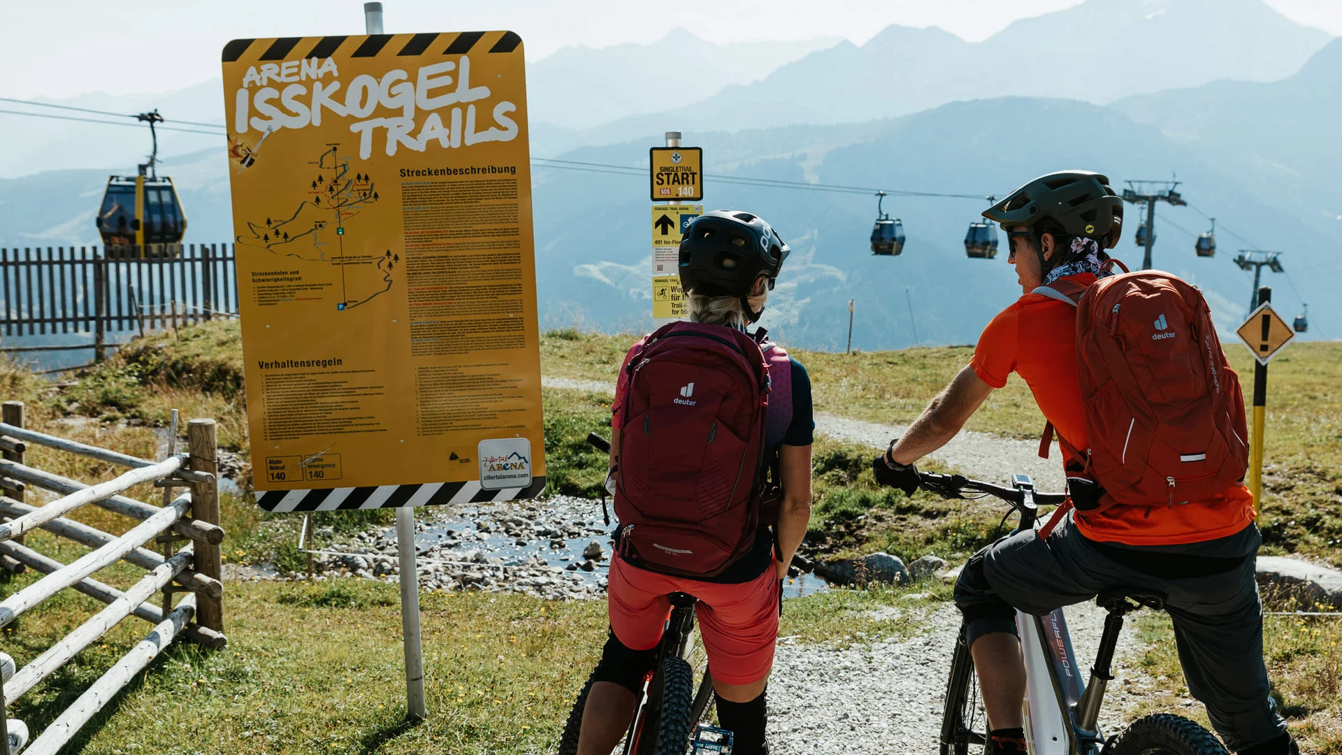7 gute Gründe für deinen Mountainbikeurlaub im Zillertal
© Felix Saller Zwei Mountainbiker lesen ein Schild an den Isskogel Trails mit Seilbahn im Hintergrund