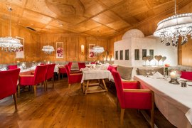 SKI+WINE DAYS Gezellige houtbeklede eetkamer met elegante tafels en kroonluchters