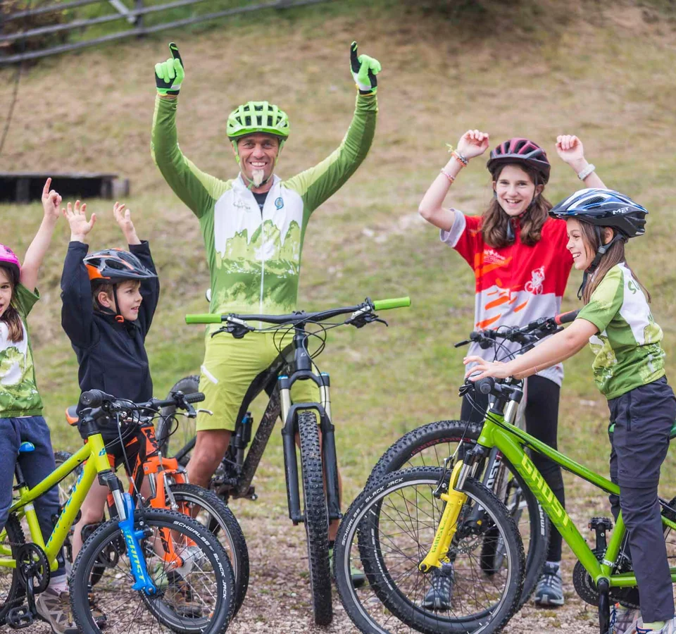 Radfahrergruppe mit Kindern und Erwachsenen feiert im Freien mit Fahrrädern