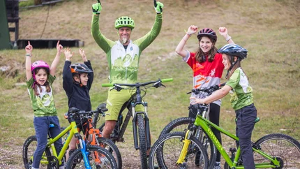 Radfahrergruppe mit Kindern und Erwachsenen feiert im Freien mit Fahrrädern