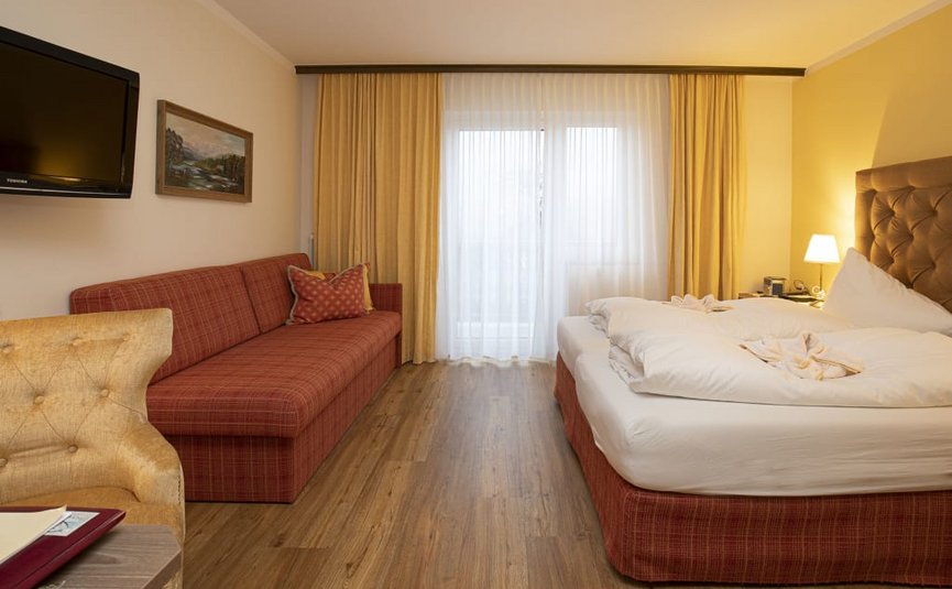 Week- Half-board Cozy hotel room with double bed and sofa