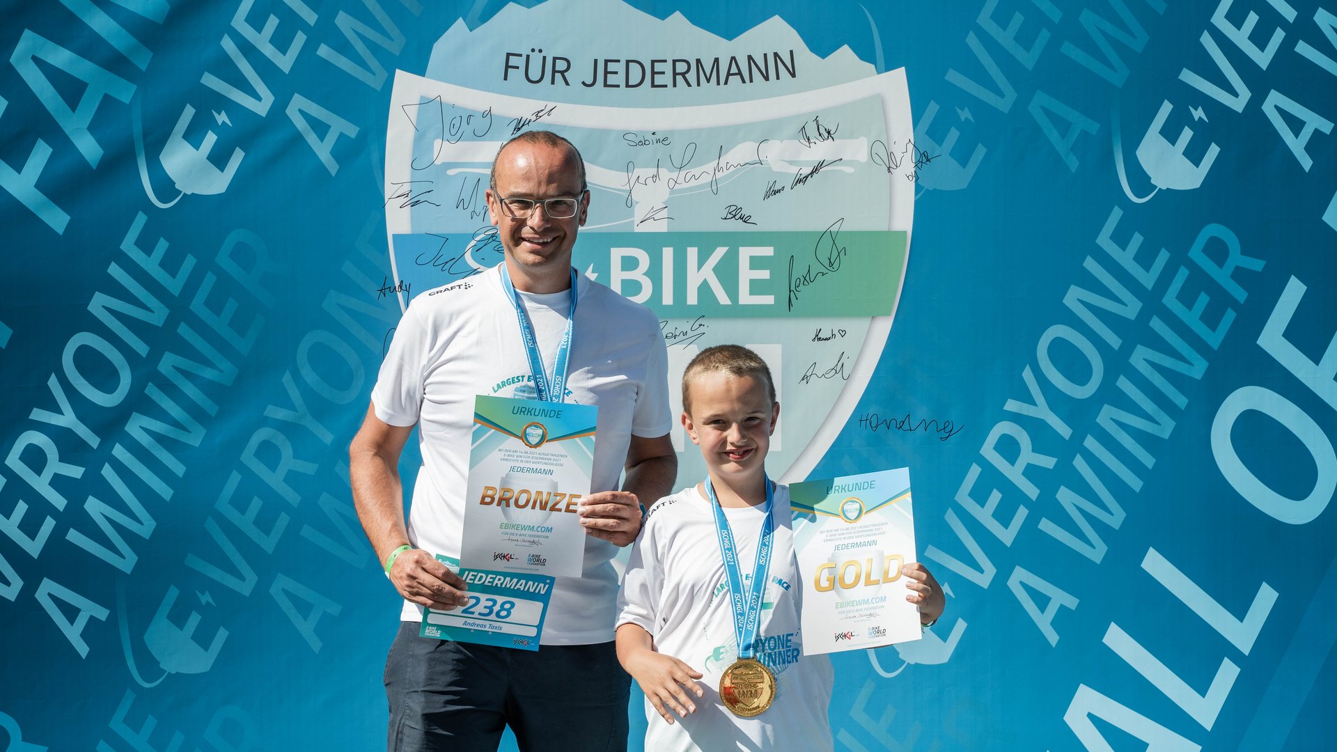 Zwei Sieger mit Medaillen und Urkunden beim Jedermann Bike Event