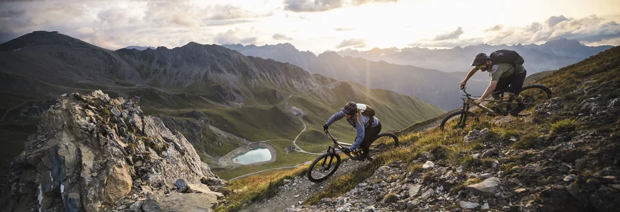 Ein perfektes Bike-Wochenende in Ischgl © TVB Ischgl Zwei Mountainbiker fahren auf einem steilen Bergpfad mit Bergpanorama