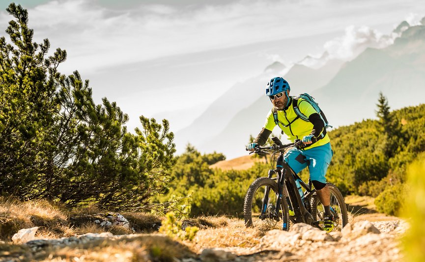 Mountain bike holiday in Tramin © TV Tramin - Antie Braito Man mountain biking on a trail with mountains in the background