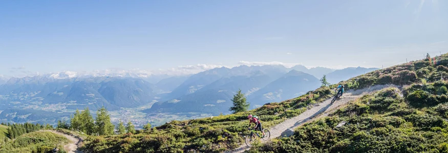 Ein Herbst-Wochenende in San Vigilio © Harald Wisthaler Mountainbiker fahren auf einem Bergpfad mit Alpenpanorama bei sonnigem Wetter