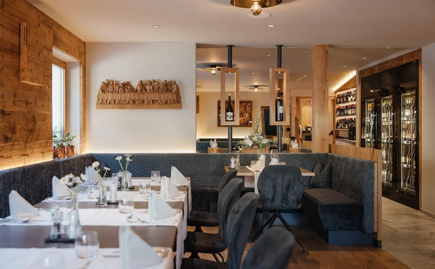 Modern restaurant met houten accenten en gedekte tafels