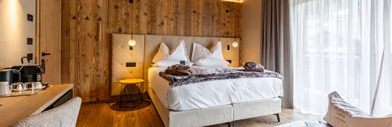 Gezellige hotelkamer met houten accenten, bed en grote ramen