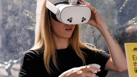Das war die bike festa Südtirol in Brixen © Brixen Tourismus - VR-Brille bei der bike festa Südtirol 2026 Frau mit VR-Headset und Controller, daneben liegt eine Brille auf dem Tisch