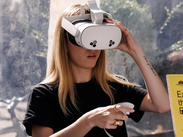 Das war die bike festa Südtirol in Brixen © Brixen Tourismus - VR-Brille bei der bike festa Südtirol 2026 Frau mit VR-Headset und Controller, daneben liegt eine Brille auf dem Tisch