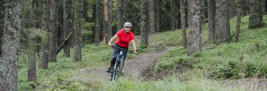 Rogla - Pohorje © Patrick Wasshuber Vrouw rijdt mountainbike op een bospad
