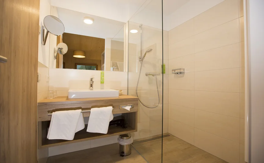 Moderner kleiner Badezimmerschrank mit Dusche und Waschbecken