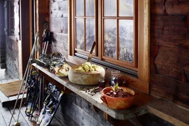 Skispullen en traditionele Alpenmaaltijd in berghut