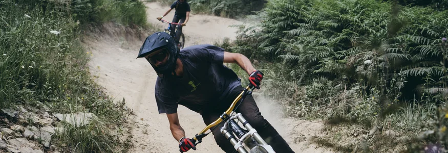 9 Gründe, warum Kočevsko noch ein echter MTB-Geheimtipp ist
© Klemen Humar - MTBTrailCenter Mountainbiker fährt rasant auf staubigem Waldweg