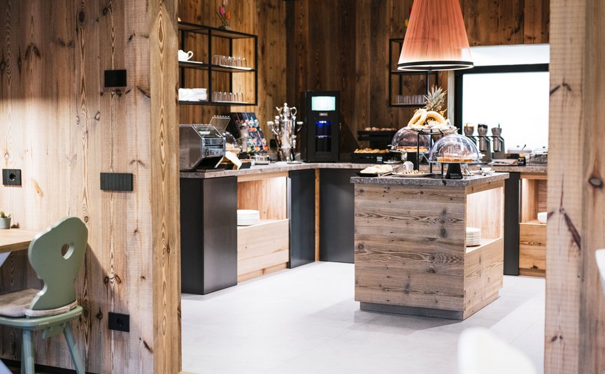 Moderner Frühstücksbereich mit Holzverkleidung und Buffet