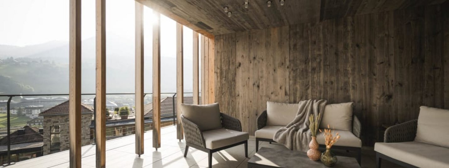 Vital Days Gezellig terras met loungebanken en bergzicht in zonlicht