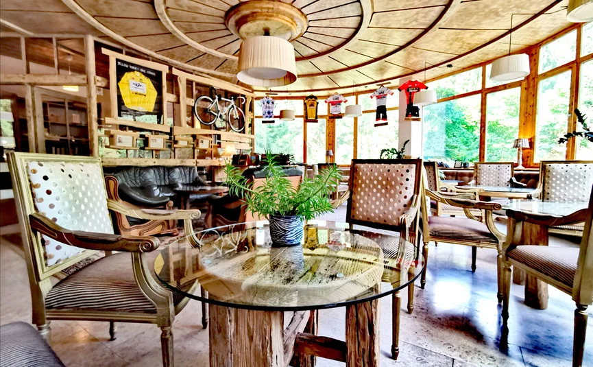 Gemütlicher Raum mit Stühlen und Radtrikots an der Decke