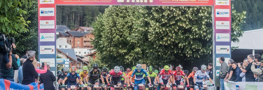 Kronplatz King Marathon – The King of the Dolomites Start des Kronplatz King MTB Marathons mit Radfahrern und Zuschauern