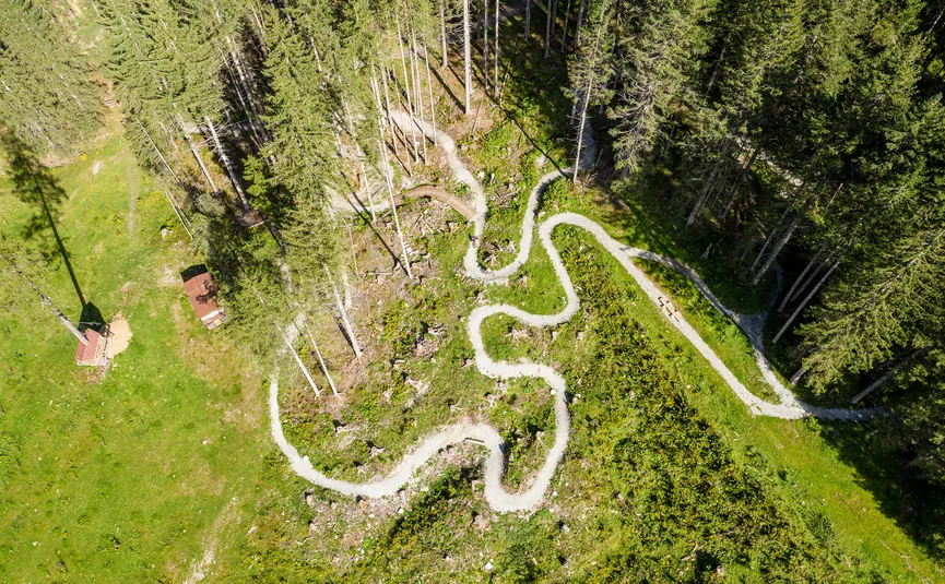 Luftaufnahme eines kurvigen Mountainbike-Trails im Wald