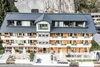 Hotel Rössli mit Terrasse, Sitzbereich und Bergkulisse im Hintergrund