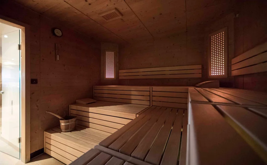 Lege houten sauna met emmer en houten schep