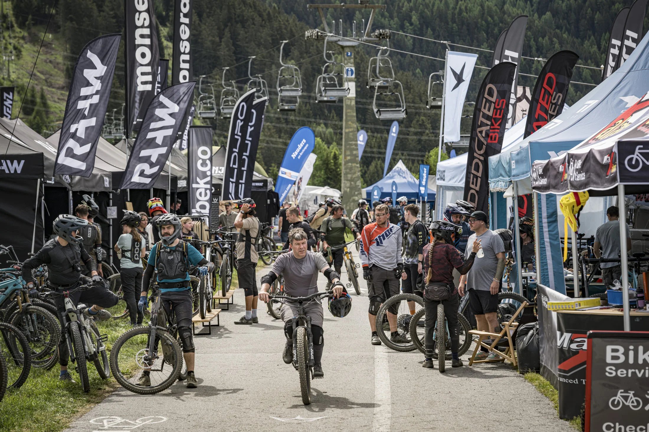 GREEN DAYS 2026 in Nauders-Reschensee
© Manfred Stromberg Mountainbiker bei Outdoor-Event mit Liften und Werbeflaggen im Hintergrund