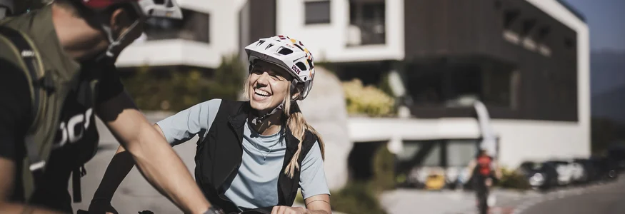 Mountainbike Urlaub für Anfänger
© Kottersteger Frau und Mann mit Fahrradhelmen lachen draußen an einem sonnigen Tag
