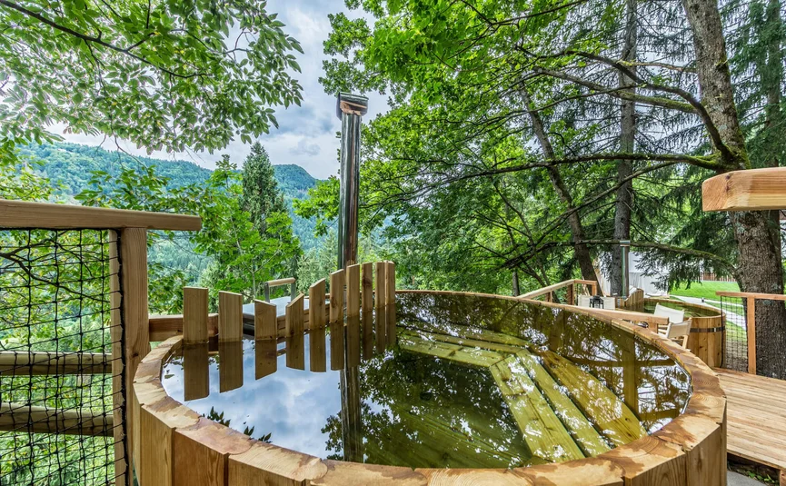 Holzbadewannen auf einem Balkon mit Bergblick