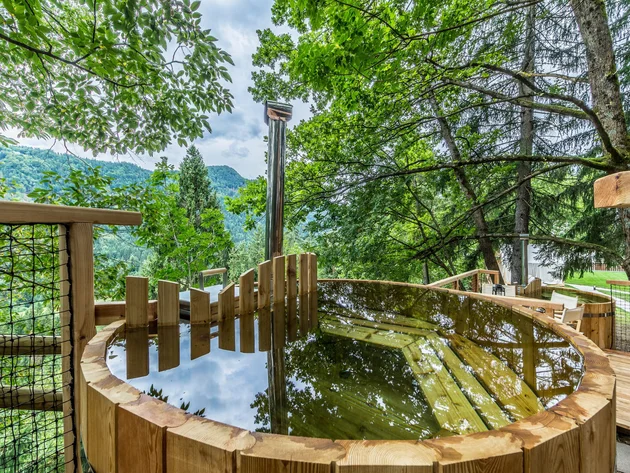 Was steckt hinter dem Umweltengagement von Bikehotels? © Epidos doo Holzbadewannen auf einem Balkon mit Bergblick