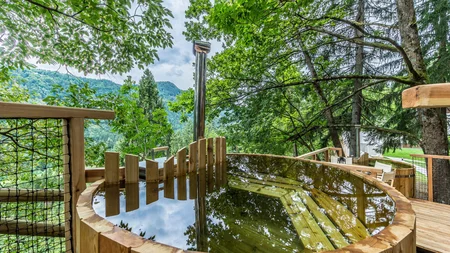 Was steckt hinter dem Umweltengagement von Bikehotels? © Epidos doo Holzbadewannen auf einem Balkon mit Bergblick