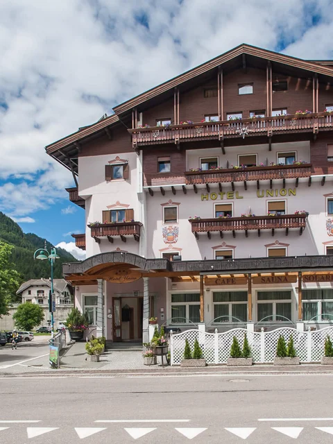 Hotel Union in einem Alpenort unter blauem Himmel