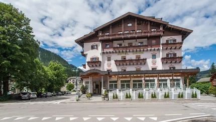 Hotel Union in einem Alpenort unter blauem Himmel