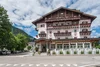 Hotel Union in einem Alpenort unter blauem Himmel