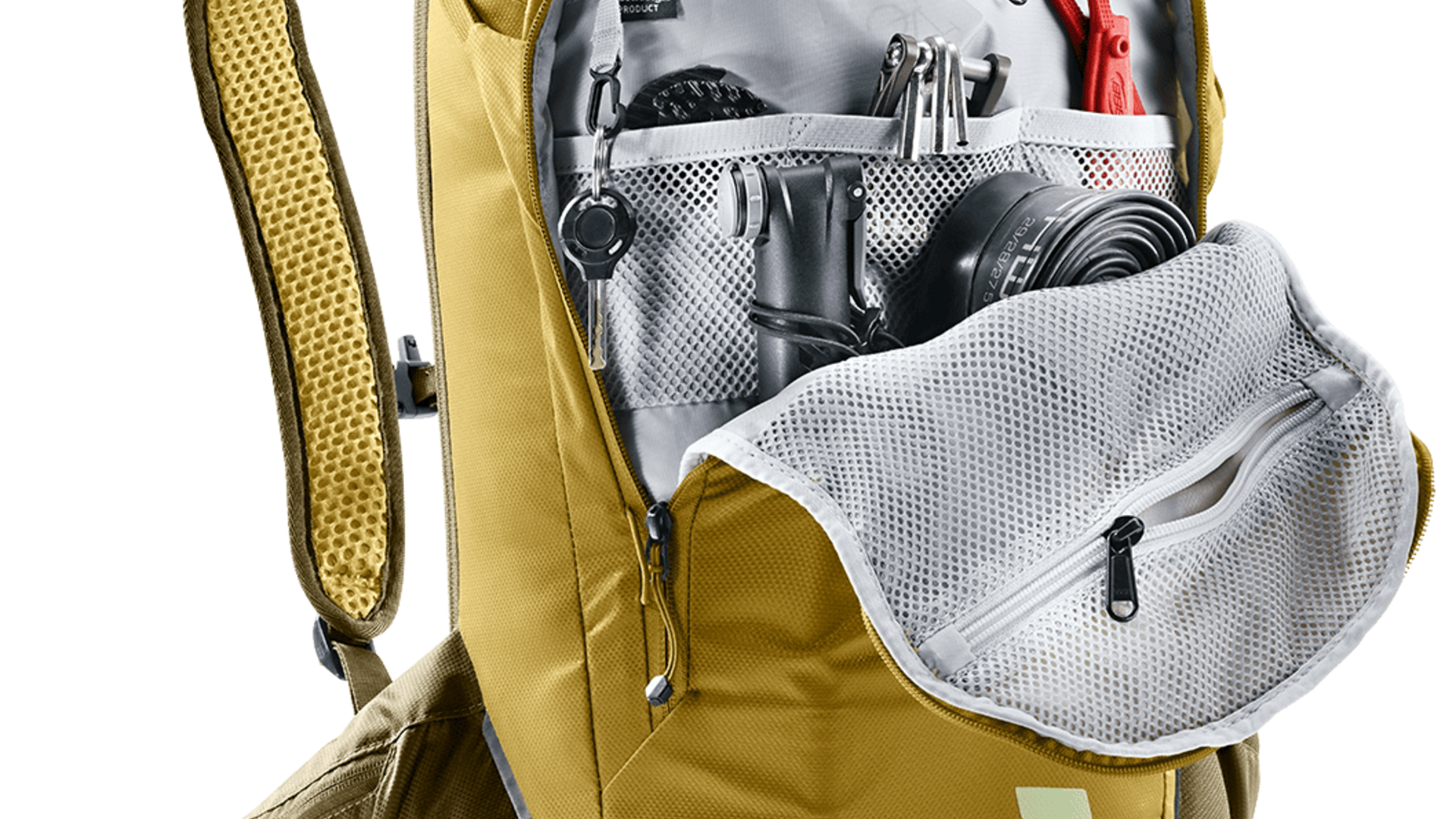 Gelber Rucksack mit gewartetem Fahrradzubehör im Frontfach