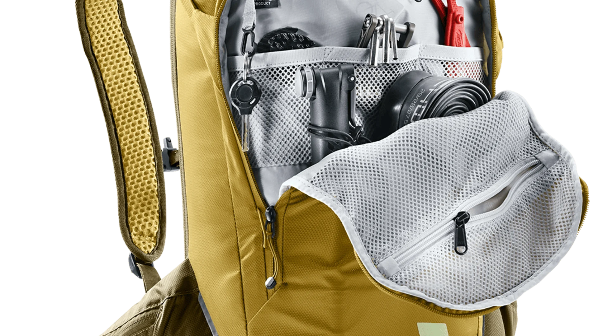 Gelber Rucksack mit gewartetem Fahrradzubehör im Frontfach