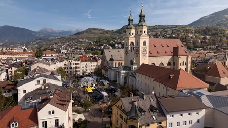 Das war die bike festa Südtirol in Brixen © Brixen Tourismus - Altstadt Brixen bike festa Südtrirol 2026 Blick über eine Alpenstadt mit Kirche mit zwei Türmen und Bergen im Hintergrund