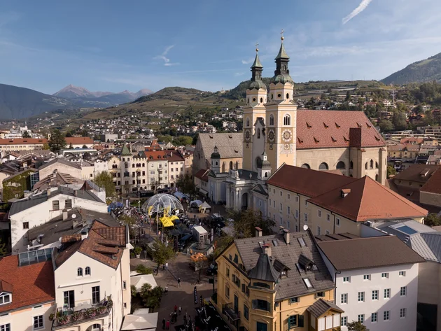 Das war die bike festa Südtirol in Brixen © Brixen Tourismus - Altstadt Brixen bike festa Südtrirol 2026 Blick über eine Alpenstadt mit Kirche mit zwei Türmen und Bergen im Hintergrund