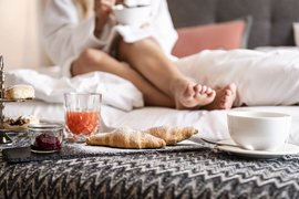 GIRLS SKI DREAM Frühstück mit Croissants, Saft und Kaffee im Bett