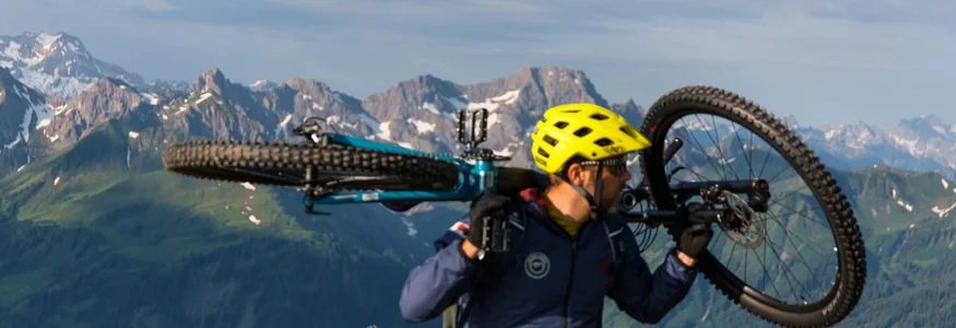 Best of Bregenzerwald © David Karg Zwei Mountainbiker tragen ihre Fahrräder in den Bergen
