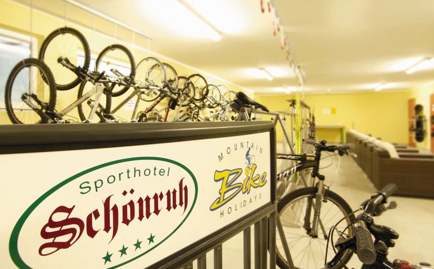 Uitzicht op fietsenstalling met mountainbikes in Sporthotel Schönruh