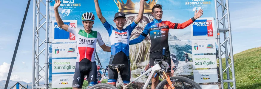 Kronplatz King Marathon – The King of the Dolomites Drei Mountainbiker feiern auf dem Siegerpodium des Kronplatz King MTB Marathons