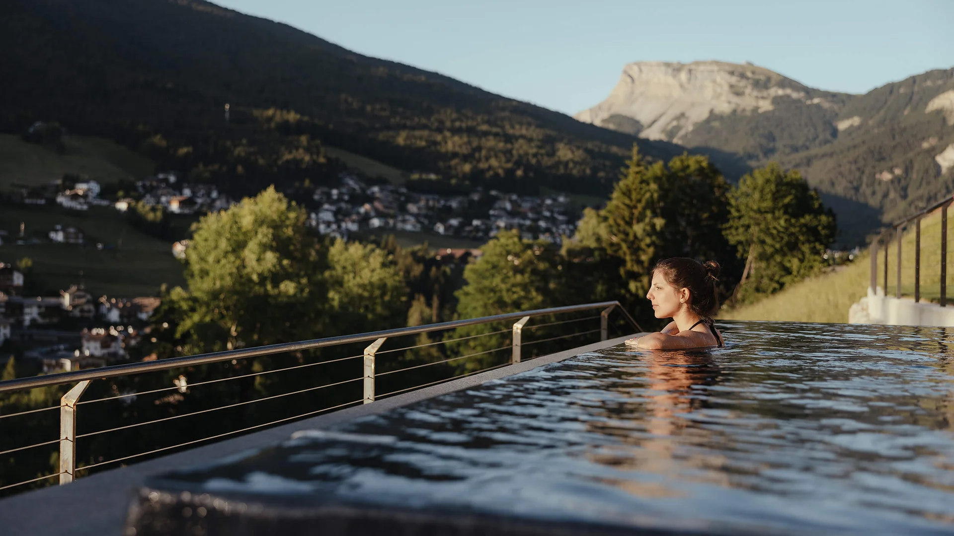 Bikeurlaub per Bahn © Alex Moling Frau entspannt im Infinity-Pool mit Blick auf Berge und Tal