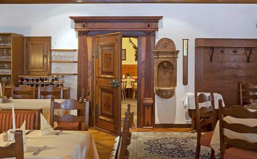 Interieur van een restaurant met houten deuren en gedekte tafels