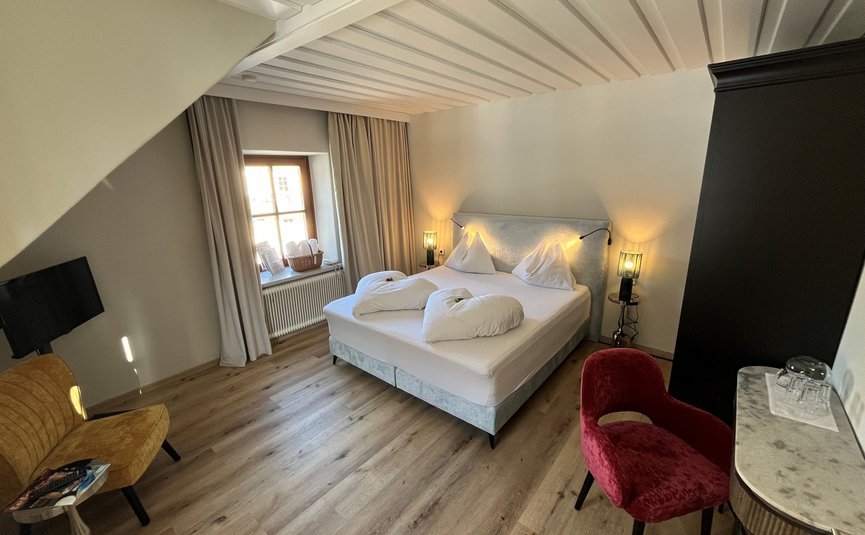 Bike Boutique Hotel Lindenhof **** © Landhotel Lindenhof Modernes Hotelzimmer mit Doppelbett und Sitzbereich
