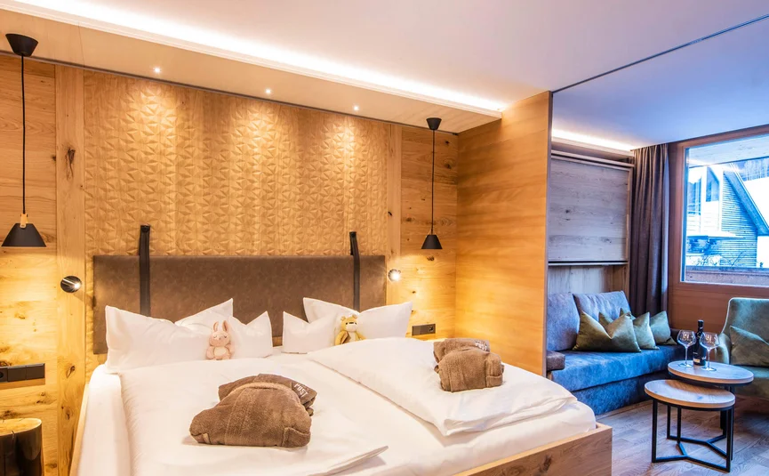 Moderne Holzschlafzimmer mit gemütlichem Bett und Sitzecke