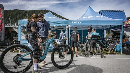 GREEN DAYS 2026 in Nauders-Reschensee
© Manfred Stromberg Menschen mit Mountainbikes vor blauen Yeti-Zelten bei klarem Himmel